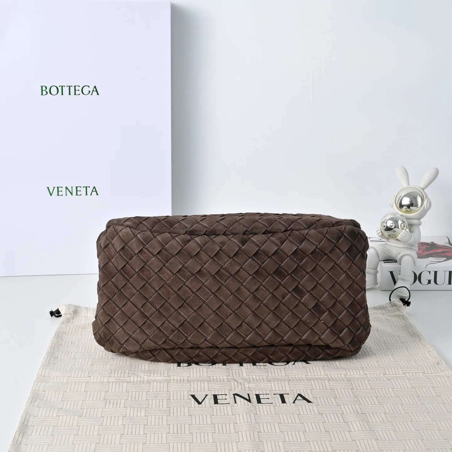 Batch 2160 BV new product suede Campana handbag The classic return of the Campana handbag is retro and charming ☄️Inspired by the classic collection of 2004🌟Each leather strip is made of two layers of Nappa lambskin🐏, showing the ultimate craftsmanship of full weaving inside and outside. The bag is super light, uses leather straps to open and close, and is equipped with a hidden magnetic buckle. It has two forms that can be switched, and the capacity is amazingly large. Whether it is for daily travel or to carry various small items✈️, it can be easily carried! Grab two hands for commuting and dating, and bring out French laziness🌤️ Model: 4249 Size: 33x20x16.5